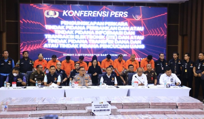 Kasus pemindahan uang dari rekening dormant diungkap pihak kepolisian. 2 Orang Tersangka juga terlibat kasus pembunuhan kacab Bank BUMN [jawapos]