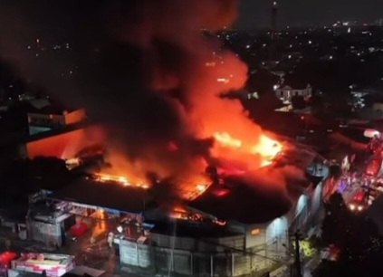 Kebakaran Pabrik Konstruksi di Serpong Utara, Tangerang Selatan [beritatangsel]