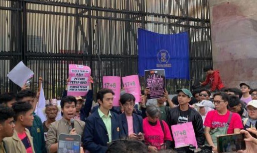 Mahasiswa UNPAD unjuk rasa di depan Gedung DPR RI [tribunnews]