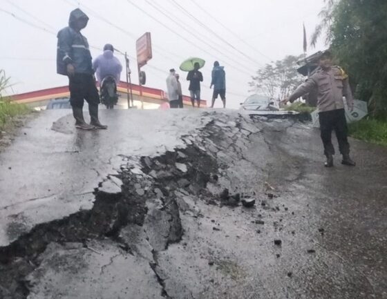 Hujan deras sebabkan banjir dan longsor di 3 Kecamatan di Sukabumi [kuatbaca]