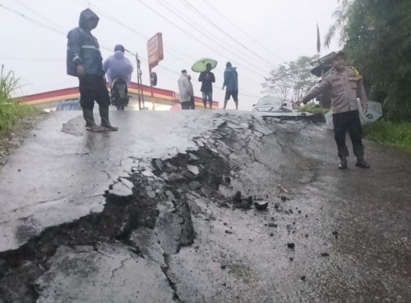 Hujan deras sebabkan banjir dan longsor di 3 Kecamatan di Sukabumi [kuatbaca]