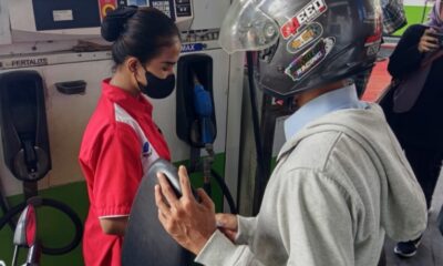 Ilustrasi mengisi bensin [selalu]