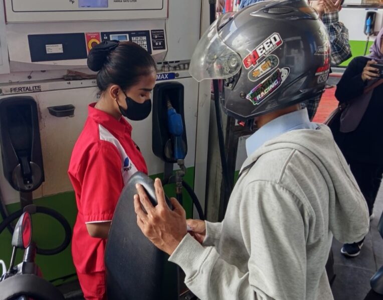 Ilustrasi mengisi bensin [selalu]