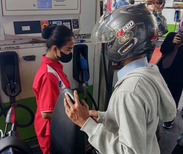 Ilustrasi mengisi bensin [selalu]