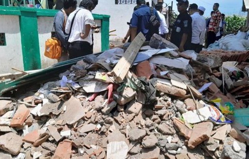 Pondok Pesantren Salafiah Syafi'iyah Syekh Abdul Qodir Jaelani, Situbondo ambruk [detik]