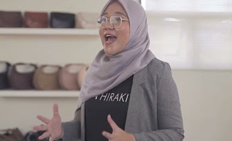 Triani Restianti (29) sukses berbisnis online di shoope live [youtube]