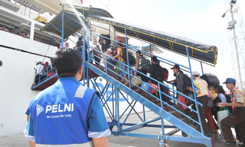 Penumpang saat menaiki transportasi Kapal PELNI