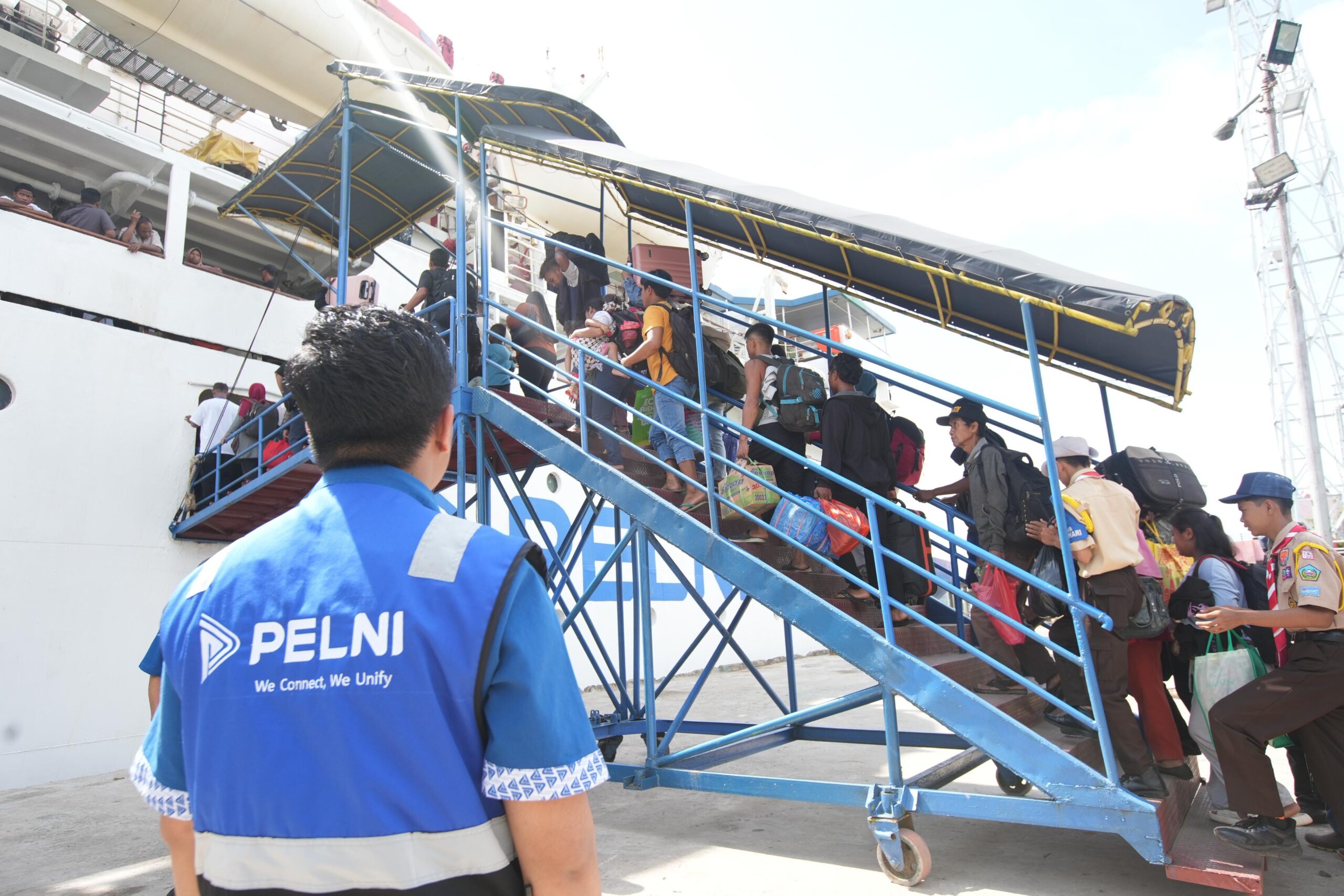 Penumpang saat menaiki transportasi Kapal PELNI