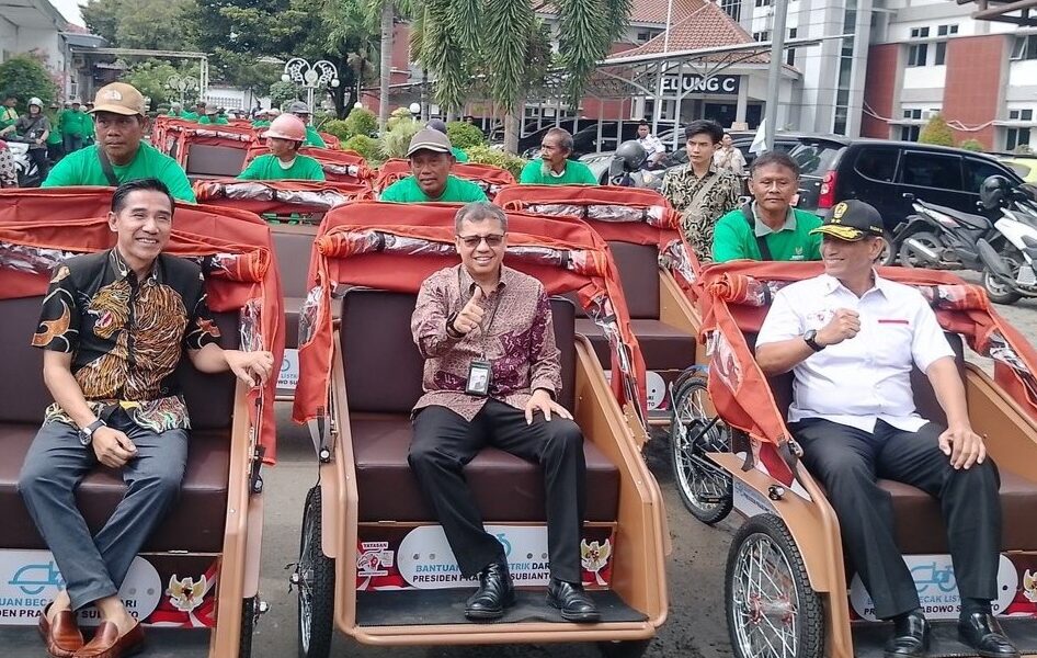 140 abang becak dapat bantuan becak listrik [kompas]