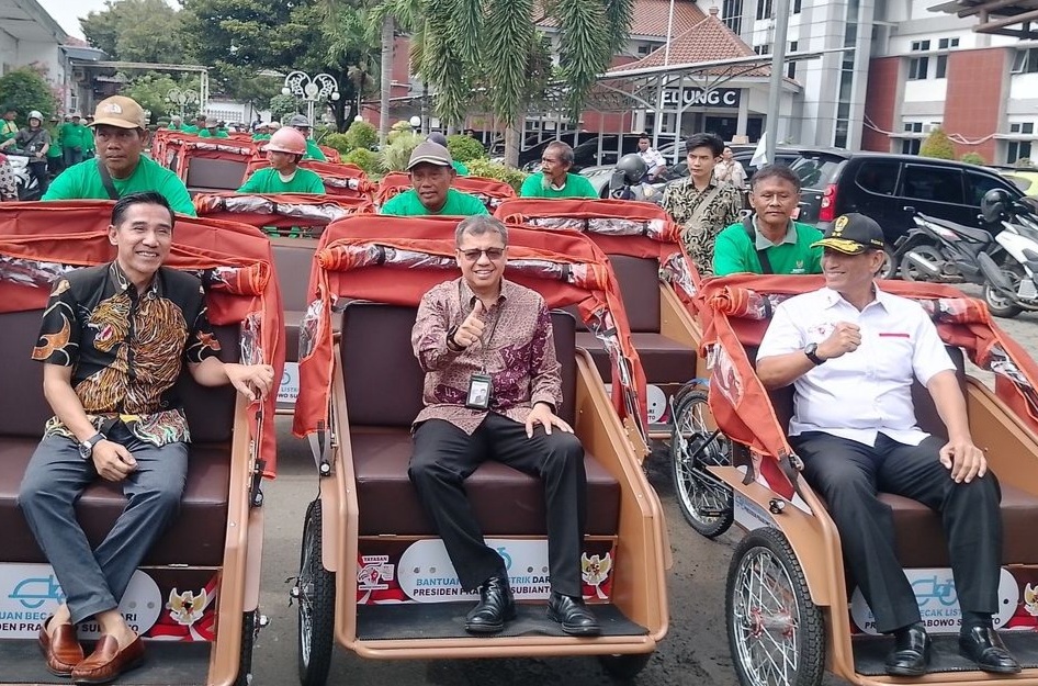 140 abang becak dapat bantuan becak listrik [kompas]