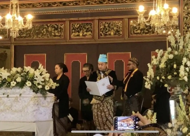 Gusti Purboyo Ucapkan Ikrar Di Hadapan Jenazah Paku Buwono XIII [tribunnews]