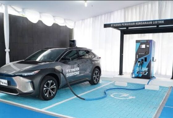 Ilustrasi pengisian mobil listrik Toyota [nasmoco]