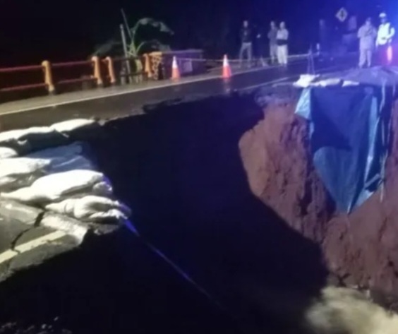 Longsor di Jembatan Cikaleho Desa Buniseuri, Kecamatan Cipaku [pikiran-rakyat]