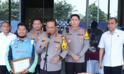 Kapolda Metro Jaya Irjen Asep Edi Suheri memberi penghargaan kepada Rahmat Fauzi (25) seorang ojol gagalkan pencurian motor di Cakung [viva]