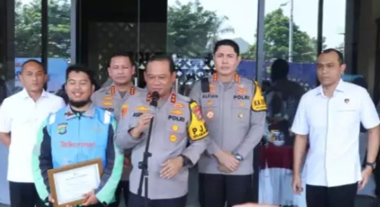 Kapolda Metro Jaya Irjen Asep Edi Suheri memberi penghargaan kepada Rahmat Fauzi (25) seorang ojol gagalkan pencurian motor di Cakung [viva]
