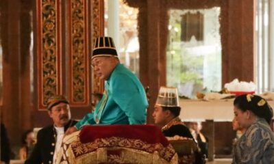 Raja Keraton Kasunanan Surakarta Hadiningrat, Kanjeng Sinuhun Paku Buwono (PB) XIII Hangabehi telah meninggal dunia pada Minggu (2/11/2025) pagi [jawapos]