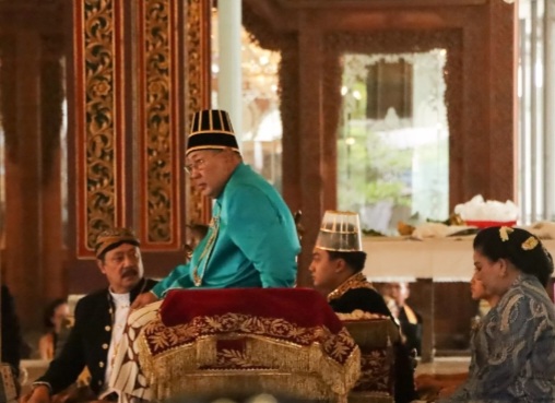 Raja Keraton Kasunanan Surakarta Hadiningrat, Kanjeng Sinuhun Paku Buwono (PB) XIII Hangabehi telah meninggal dunia pada Minggu (2/11/2025) pagi [jawapos]