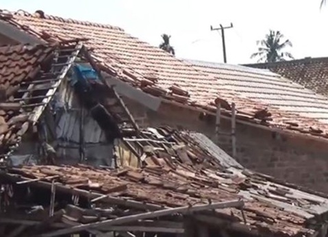 Ratusan rumah dan fasilitas umum rusak dampak angin puting beliung [kuatbaca]