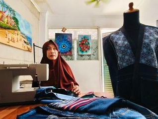 Sulap jins bekas jadi karya bernilai [kompas]