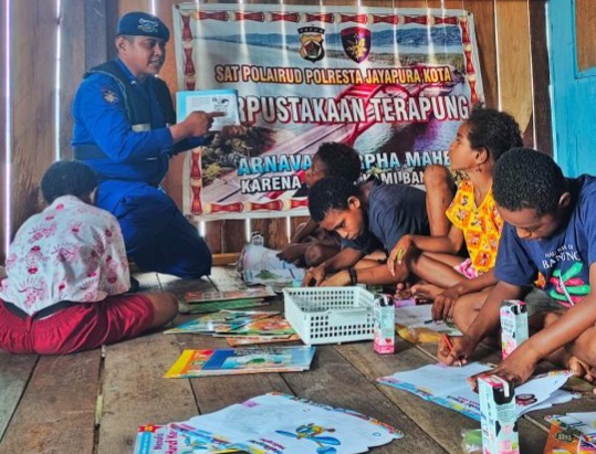 Aipda Imbron Kurniawan Inisiasi Perpustakaan Terapung di Jayapura [pembaruanpapua]