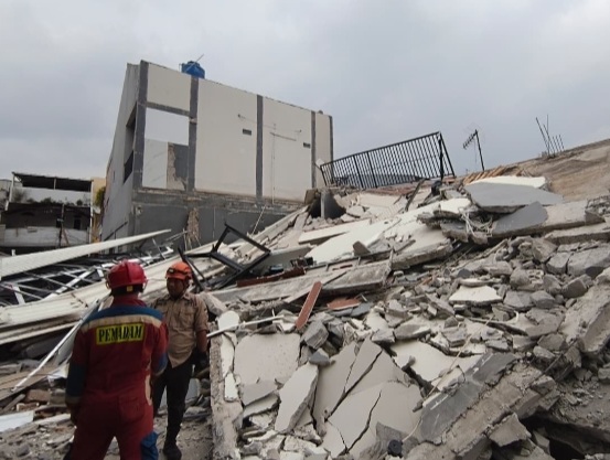 Bangunan gedung parkir di Koja Ambruk [suara]