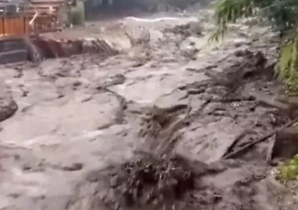 Banjir bandang terjang objek wisata guci tegal [jawapos]