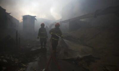 Damkar melakukan proses pendinginan kebakaran di Ciputat, Tangerang Selatan [kumparan]