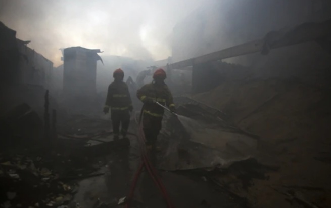 Damkar melakukan proses pendinginan kebakaran di Ciputat, Tangerang Selatan [kumparan]