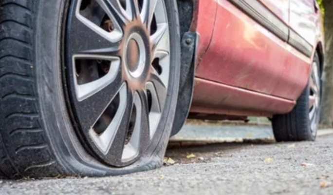 Ilustrasi ban bocor [tirto]