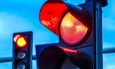 Ilustrasi lampu merah [momobil]