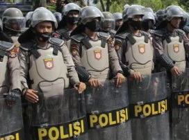 Ilustrasi polisi menjaga demo [voi]