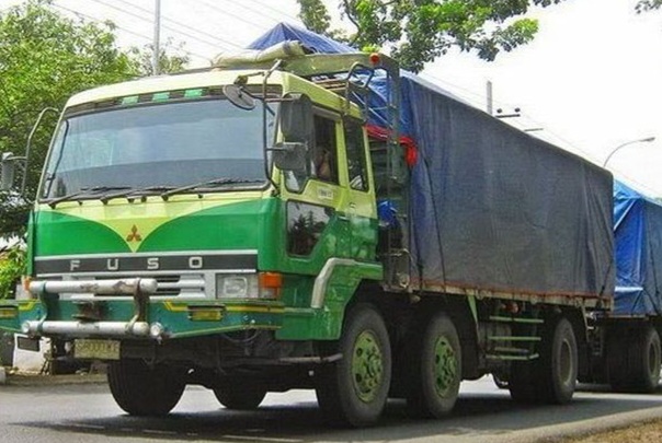 Ilustrasi truk barang [gridoto]