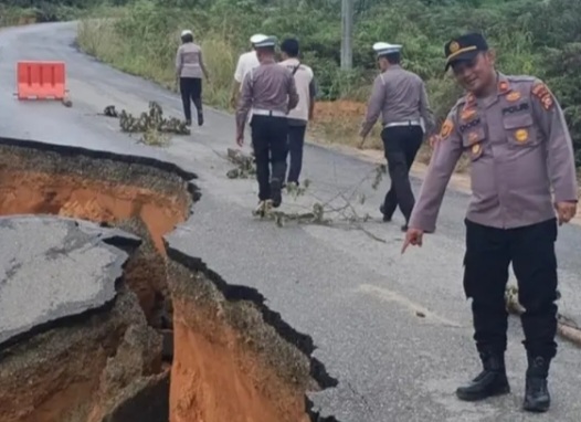 Jalan di Bukit Taratak Rokan Hulu Longsor [mureks]