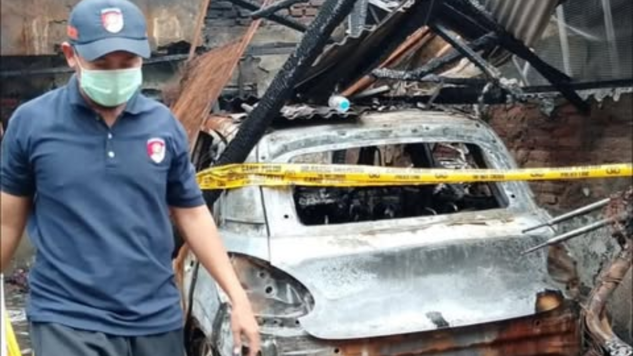 Kebakaran sebab cas mobil listrik di jakarta utara [disway]