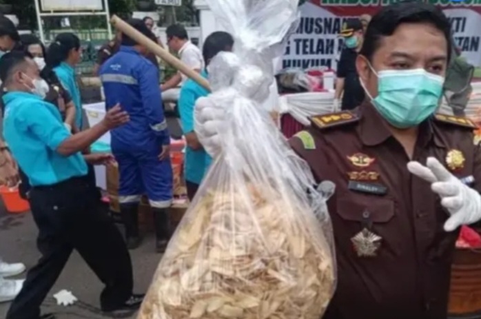 Kejari Bogor Musnahkan Keripik Pisang Narkoba [detik]