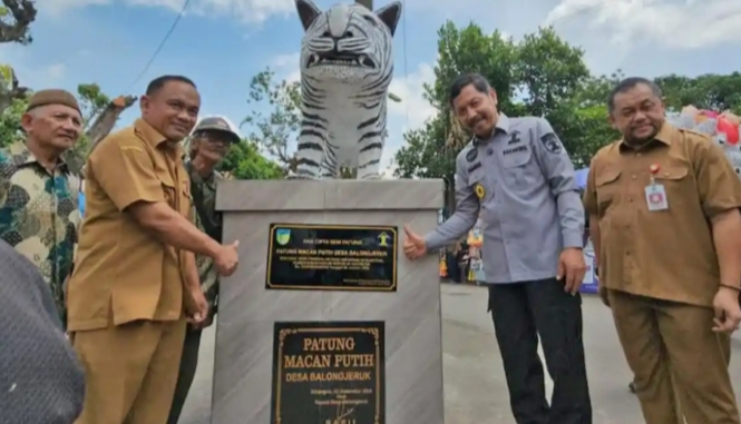 Patung macan putih viral di Kediri dapat Sertifikat Hak Cipta dari Kanwil Kemenkumham Jatim [tribunnews]