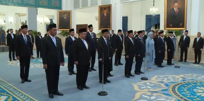 Presiden Prabowo Subianto melantik 16 Anggota Dewan Energi Nasional di Istana [tribunnews]