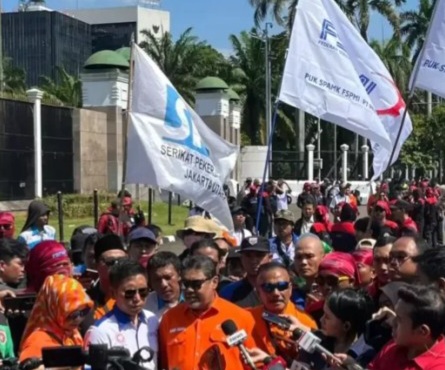 Buruh gelar demo di DPR dan Kemnaker [narasitoday]