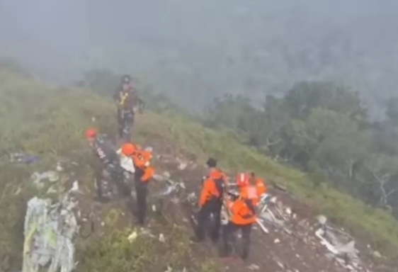 Ilustrasi tim SAR mencari korban pesawat ATR 42-500 [metrobogor]
