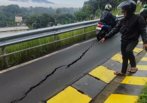 Jalan khusus motor di Batutulis Bogor retak [metrobogor]