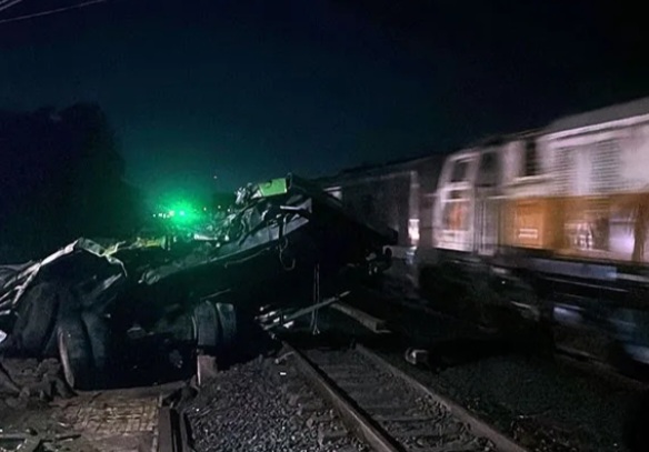 KA Gajayana tabrak Truk di Kebumen [kebumenupdate]