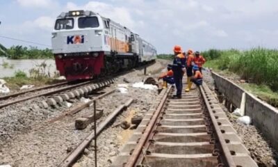 Ilustrasi Kereta Api melewati jalur yang diperbaiki karena banjir [semarang]