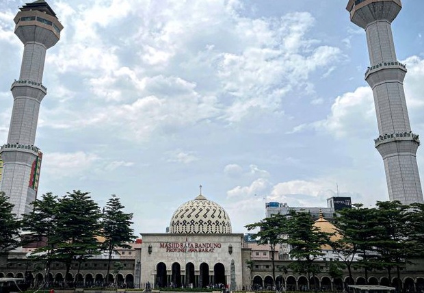 Masjid Raya Bandung di Jawa Barat [pikiranrakyat]