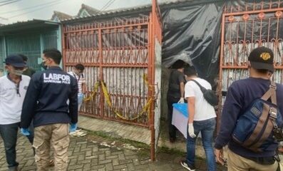 Sampel cairan dalam botol di TKP diambil Labfor pada kasus sekeluarga tewas di Jakarta Utara [beritasatu]