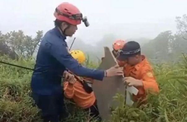 Serpihan pesawat ATR 42-500 ditemukan di Gunung Bulusaraung [jawapos]