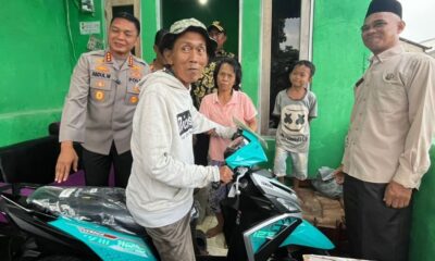 Sudrajat menerima motor serta modal usaha dari Polres Metro Depok [kompas]