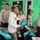 Sudrajat menerima motor serta modal usaha dari Polres Metro Depok [kompas]