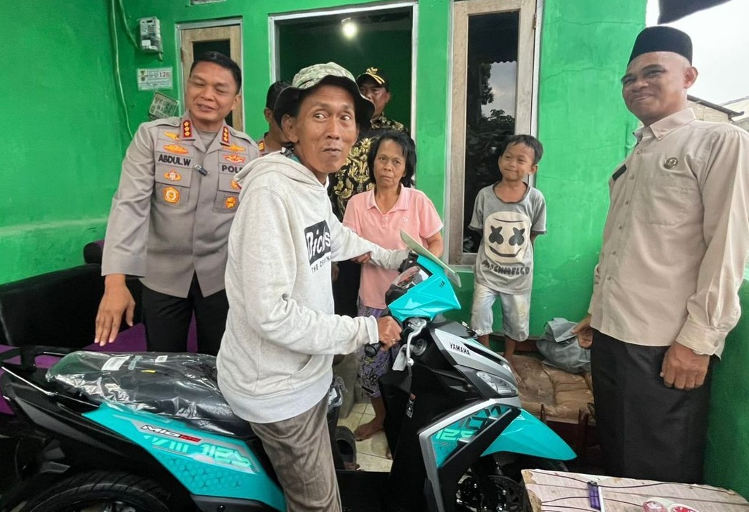 Sudrajat menerima motor serta modal usaha dari Polres Metro Depok [kompas]