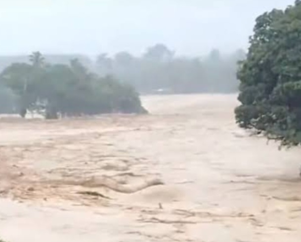 Ilustrasi sungai batang toru meluap akibat hujan deras [mediapatriot]