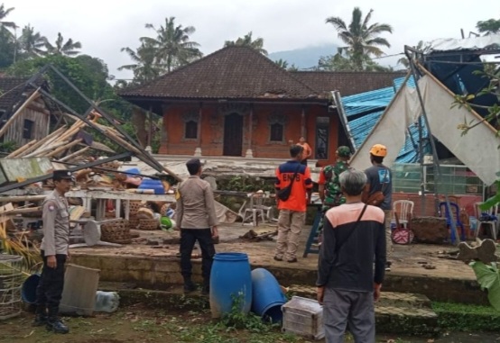 Ilustrasi rumah terdampak angin puting beliung di Bali [antaranews]